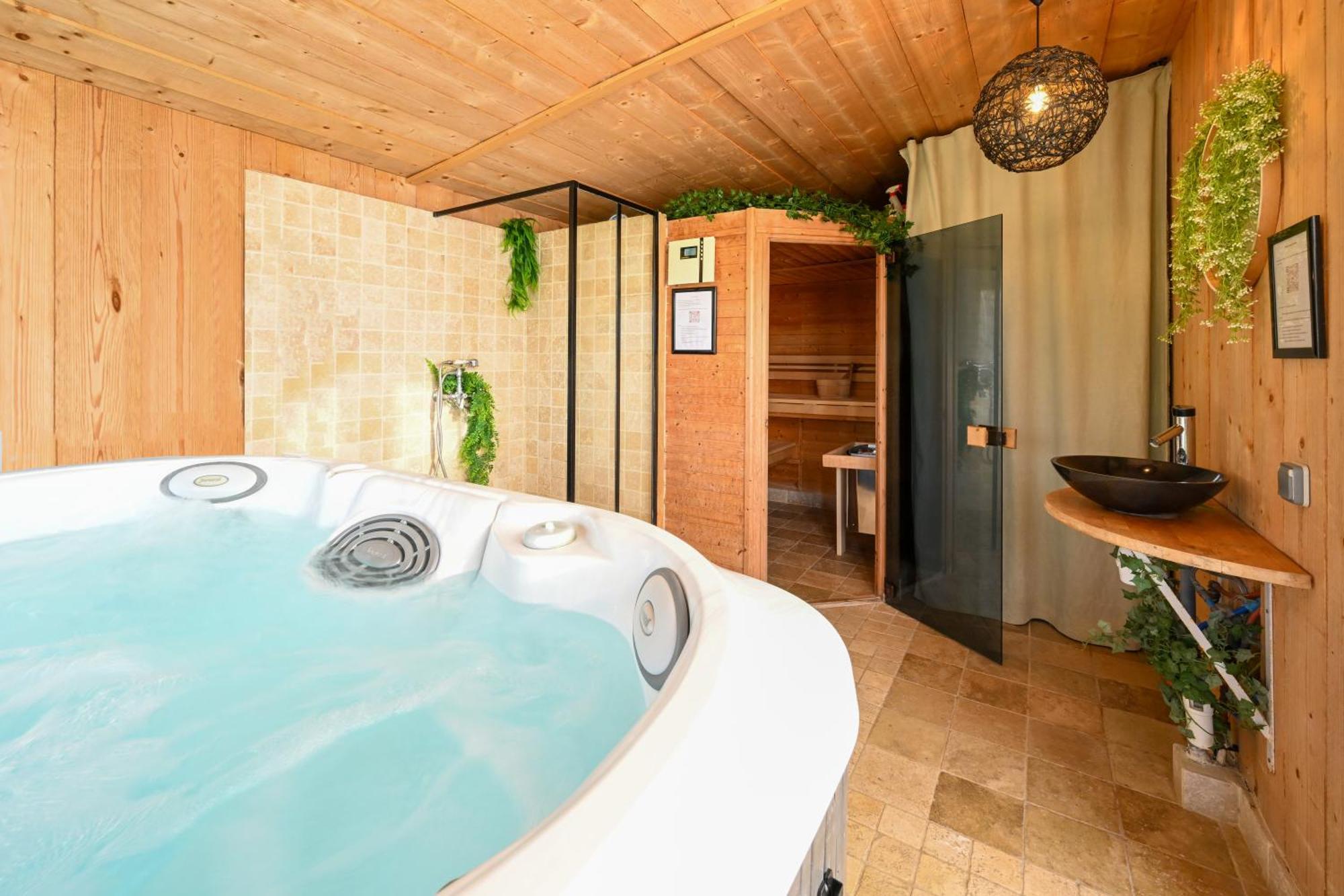Ker Gana Sauna, Jacuzzi, Poele A Bois Plourin  Luaran gambar